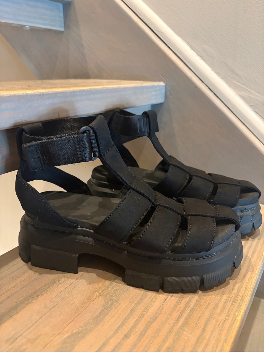 UGG Ashton Strappy Sandal - black in size 6